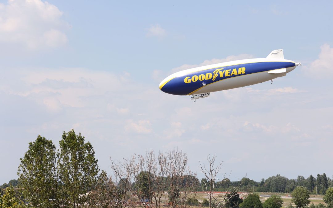 Il leggendario dirigibile Goodyear vola sui cieli di Milano anche grazie all’Aero Club Milano